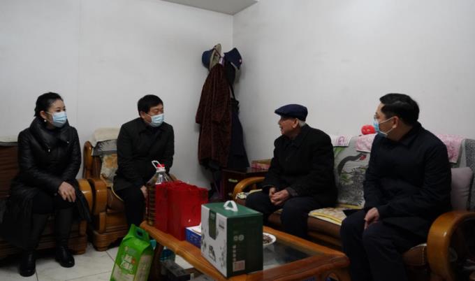 省国资委党委委员、副主任任兴文春节前夕带队走访慰问永利集团集团老党员