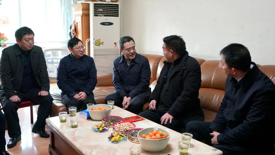 省国资委党委书记、主任冯文生等向导走访慰问省永利集团集团老党员、老干部